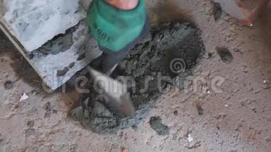 建筑工人放水泥。 使用水泥。 用混凝土水泥砂浆浇筑.. 家庭建设。 手拿铲子。 砌砖